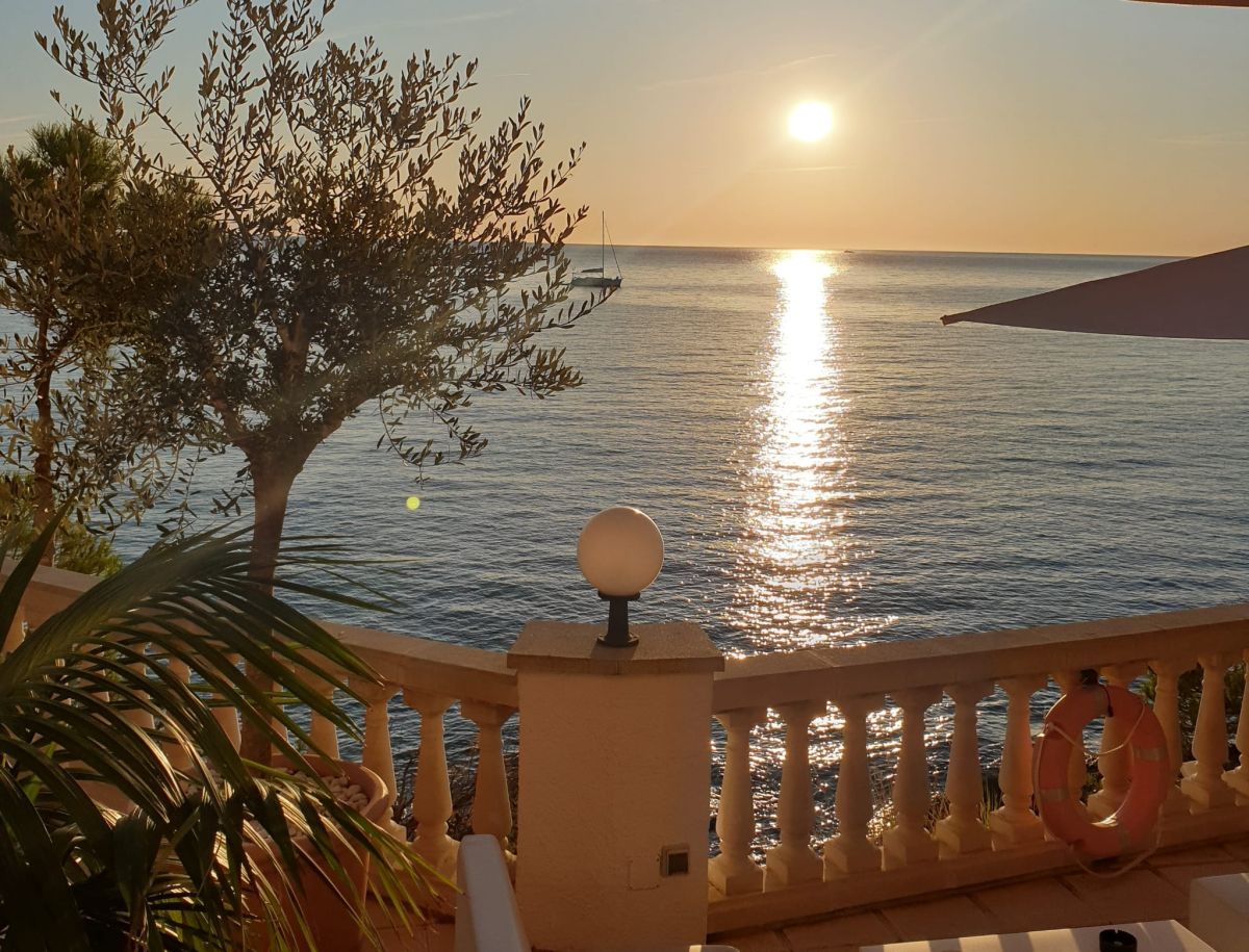 Chambre et terrasse avec vue sur mer - hôtel Grifeu à Llançà