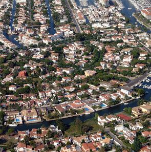 Vue aérienne de la ville de Empuriabrava