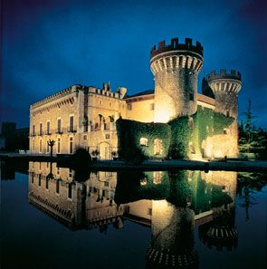 Photo de nuit extérieure du château de Peralada