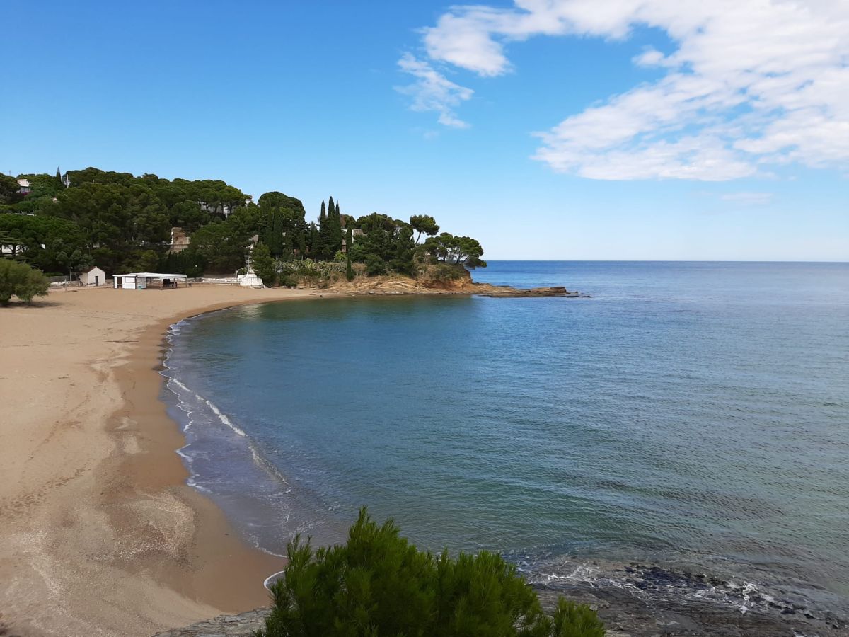 Tourisme sur la Costa Brava - Plage à Llança en Catalogne